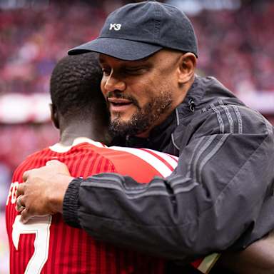 Vincent Kompany umarmt Dayot Upamecano nach dem Bundesliga-Spiel des FC Bayern gegen Köln