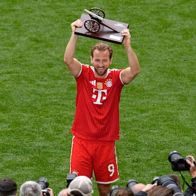 Harry Kane mit der Torjägerkanone für die meisten Tore in der Bundesliga-Saison 2025/26