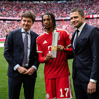 Michael Olise erhält die Trophäe für den Spieler der Saison