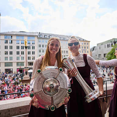 Die FC Bayern Frauen beim Empfang im Münchner Rathaus anlässlich des Doublesiegs 2026.