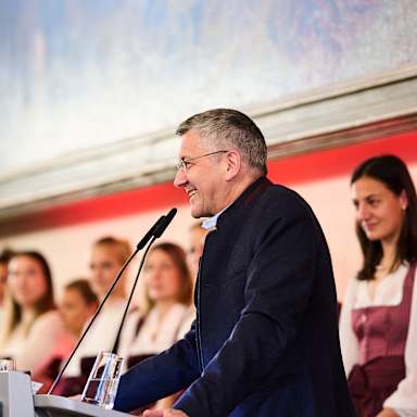 Herbert Hainer beim Empfang im Münchner Rathaus anlässlich des Doublesiegs 2026.