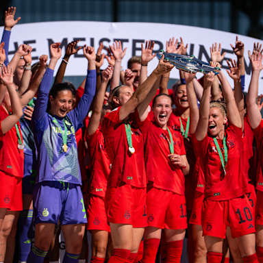 Die FC Bayern Frauen bejubeln den Meistertitel 2025.
