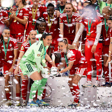 Mala Grohs mit dem DFB-Pokal in den Händen.