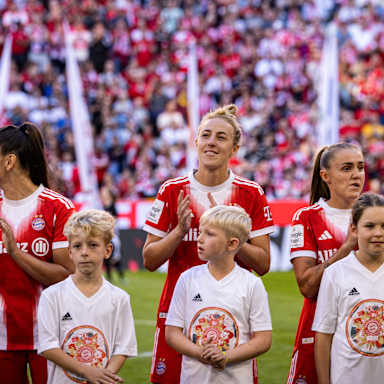 Caro Simon beim Bundesliga-Eröffnungsspiel 2025.