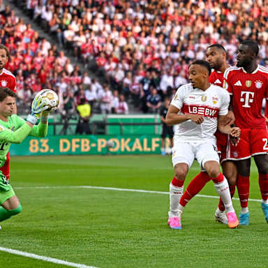 Jonas Urbig pariert den Ball im DFB-Pokal-Finale zwischen dem FC Bayern und dem VfB Stuttgart.
