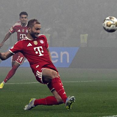Konrad Laimer schließt ab im DFB-Pokal-Finale zwischen dem FC Bayern und dem VfB Stuttgart.