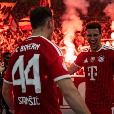 Josip Stanisic und Leon Goretzka bejubeln das Tor zum 3:0 im DFB-Pokal-Finale zwischen dem FC Bayern und dem VfB Stuttgart.