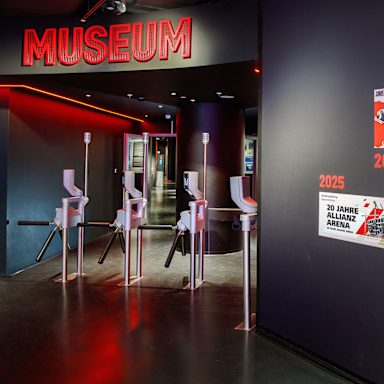 Eingang ins FC Bayern Museum mit Drehkreuzen und Übersicht der Sonderausstellungen der vergangenen Jahre