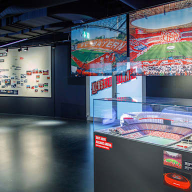 Ausstellungsbereich für die Allianz Arena im FC Bayern useum mit Bildern und einem Modell des Stadions