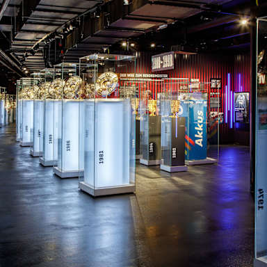 Via Triumphalis im FC Bayern Museum mit zahlreichen Meisterschalen des deutschen Rekordmeisters