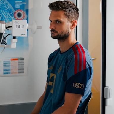 Sven Ulreich sitzt in einer Kabine für Atmungstests bei der sportmedizinischen Untersuchung