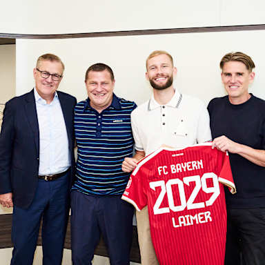 Konrad Laimer bei seiner Vertragsverlängerung mit Dreesen, Eberl und Freund