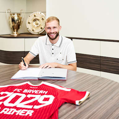 Konrad Laimer bei seiner Vertragsverlängerung