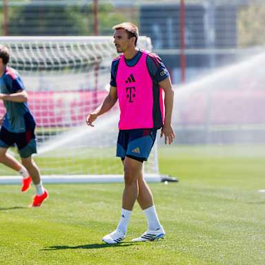Joap geht über den Rasen im Training des FC Bayern