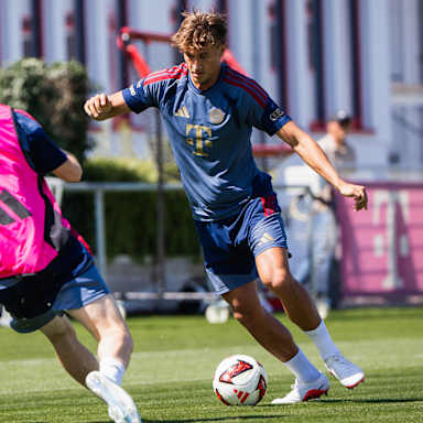 Tom Bischof am Ball im Training des FC Bayern