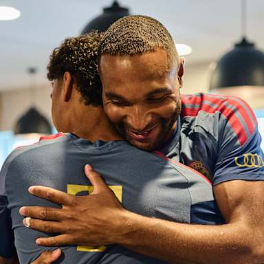 Jonathan Tah und Nathaniel Brown umarmen sich