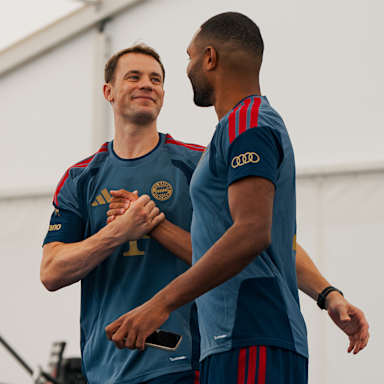 Manuel Neuer und Jonathan Tah klatschen sich ab