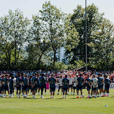 Die Spieler des FC Bayern stehen auf dem Trainingsplatz in Rottach-Egern im Kreis