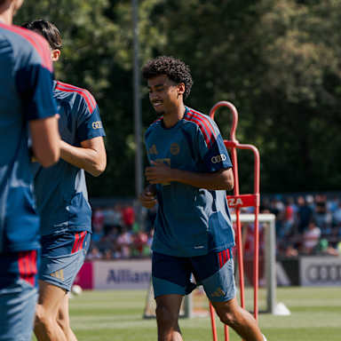 Nathaniel Brown lacht im Training des FC Bayern