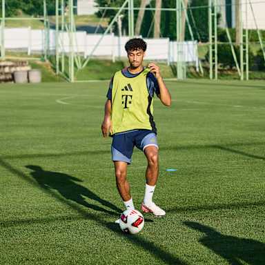 Nathaniel Brown spielt einen Pass im Training des FC Bayern