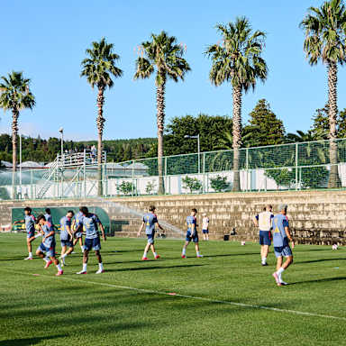 Spieler des FC Bayern laufen sich im Training auf Jeju warm