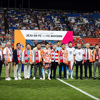 Offizielle des FC Bayern sowie aus Südkorea nehmen Aufstellung auf dem Rasen vor Anpfiff des Spiels Jeju SK vs. FC Bayern