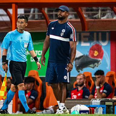 Vincent Kompany an der Seitenlinie im Audi Football Summit des FC Bayern bei Jeju SK