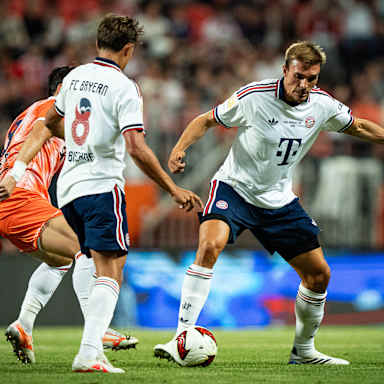 Joao Palhinha am Ball im Audi Football Summit des FC Bayern gegen Jeju SK