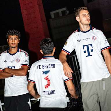 Nathaniel Brown, MInjae Kim und Josip Stanisic tragen das Away Trikot des FC Bayern
