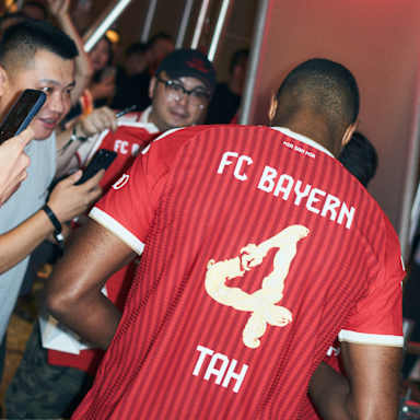 Jonathan Tah mit Fans des FC Bayern