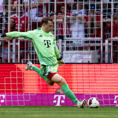 Manuel Neuer schießt einen Ball im Telekom Cup gegen RB Leipzig