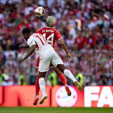Luis Diaz und Ridle Baku im Kopfballduell im Telekom Cup