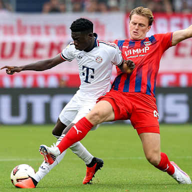 Bara Ndiaye im Testspiel gegen Heidenheim im Zweikampf mit einem Gegenspieler