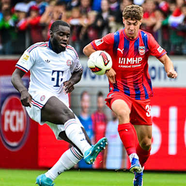 Dayot Upamecano im Testspiel gegen Heidenheim im Zweikampf mit einem Gegenspieler