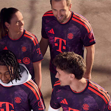 Zadrazil, Kane, Olise und Bischof im neuen CL-Trikot des FC Bayern