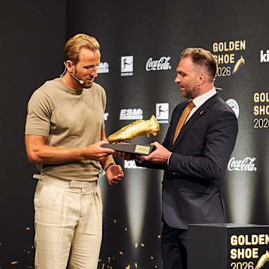 Harry Kane erhält den Goldenen Schuh vom kicker