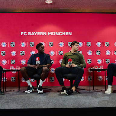Leon Draisaitl, JJ Peterka und Alphonso Davies sprechen auf einer PK