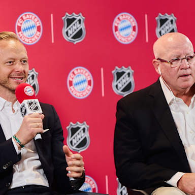 Rouven Kasper (Vorstand Marketing und Vertrieb der FC Bayern München AG) und Bill Daly (Stellvertretender Commissioner der NHL) sprechen auf einer PK