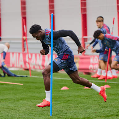 Alphonso Davies rennt im Training des FC Bayern