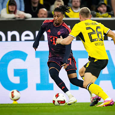 Michael Olise im Zweikampf mit Julian Ryerson während des Franz Beckenbauer Supercups 2026 zwischen Borussia Dortmund und dem FC Bayern