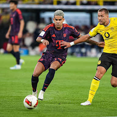 Luis Díaz im Zweikampf mit Waldemar Anton während des Franz Beckenbauer Supercups 2026 zwischen Borussia Dortmund und dem FC Bayern
