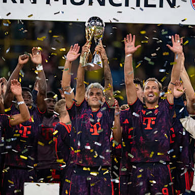 Spieler des FC Bayern jubeln mit dem Supercup