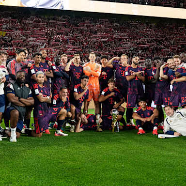 Mannschaft und Staff jubeln zusammen vor der Kurve nach dem Gewinn des Franz Beckenbauer Supercups 2026