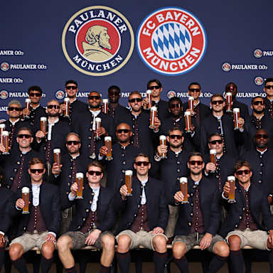 Teamfoto des FC Bayern mit Paulaner und Sonnenbrillen