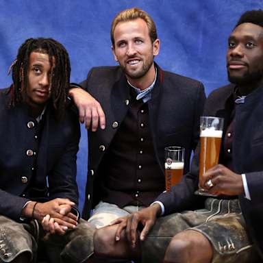 Michael Olise, Harry Kane und Alphonso Davies in Tracht beim Paulaner Shooting