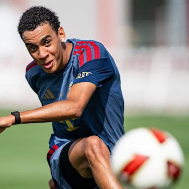 Jamal Musiala schießt einen Ball im Training des FC Bayern