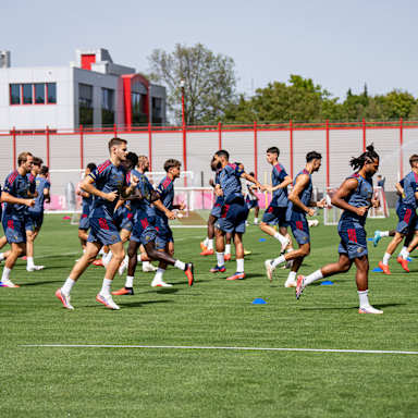 Spieler des FC Bayern laufen sich im Training warm