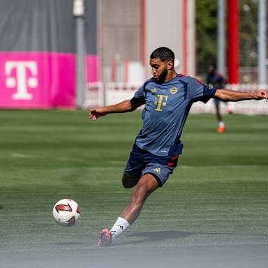 Ismael Saibari schießt einen Ball im Training des FC Bayern