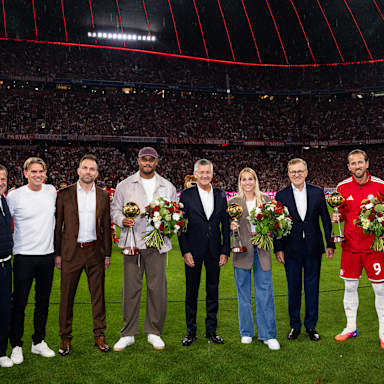 Ehrung der Fußballer und Trainer des Jahres des FC Bayern vor Anpfiff des Eröffnungsspiels der Bundesliga gegen Stuttgart