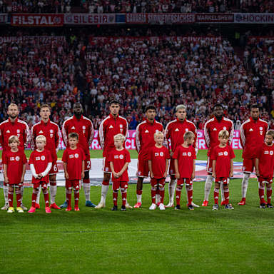 Startaufstellung des FC Bayern im Bundesliga-Eröffnungsspiel gegen den VfB Stuttgart